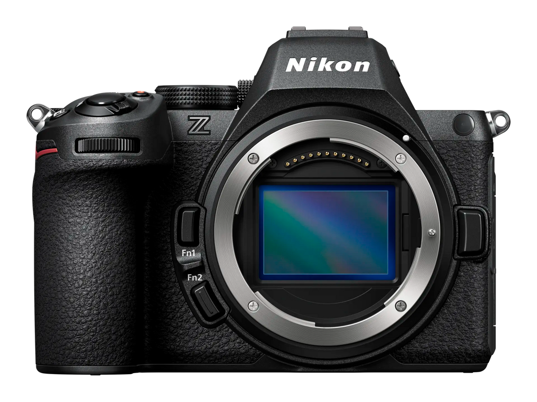 Nikon_Z5II_Body von vorn mit Blick auf Fn Tasten, Sensor, bajonett und einstellrad