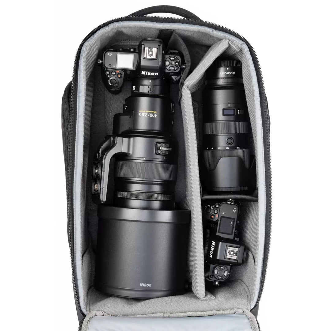 Think tank walker pro rolling fotorucksack mit rollen ansicht von innen mit zwei nikon kameras, einem nikon superteleobjektiv und nikon Zommobjektiv
