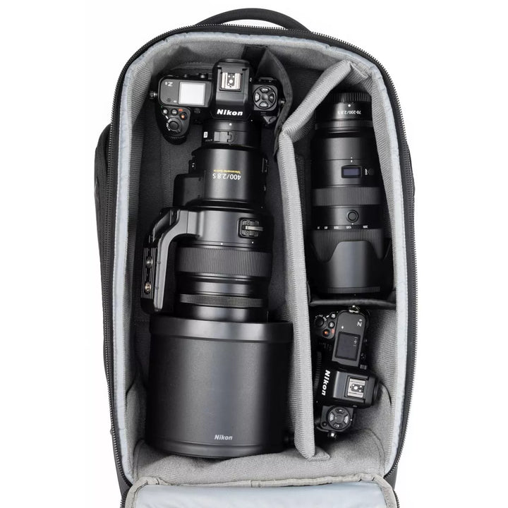 Think tank walker pro rolling fotorucksack mit rollen ansicht von innen mit zwei nikon kameras, einem nikon superteleobjektiv und nikon Zommobjektiv