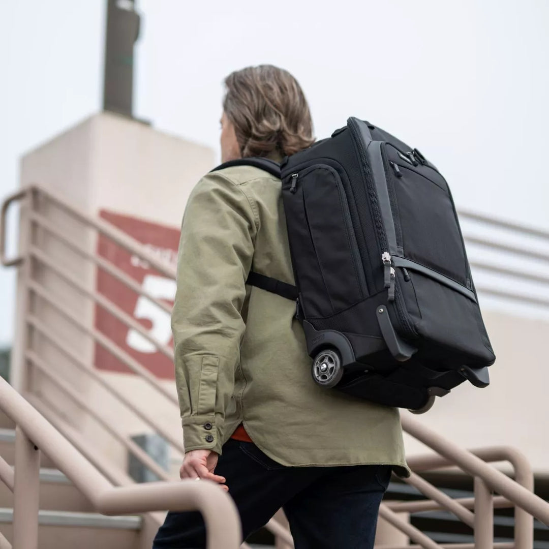 Think tank walker pro rolling fotorucksack der getragen wird von einem mann auf dem rücken