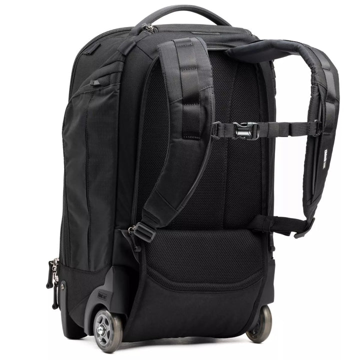 Think tank walker pro rolling fotorucksack ansicht von hinten mit rollen und schulterträger