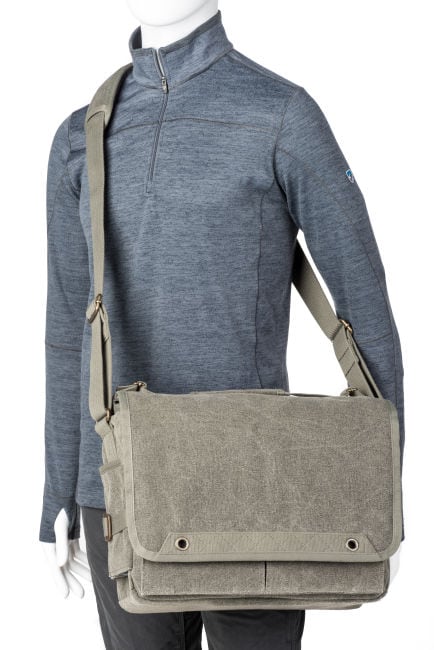 Think Tank Retrospective 30 V2.0 Schultertasche im Einsatz – getragen mit Gurt