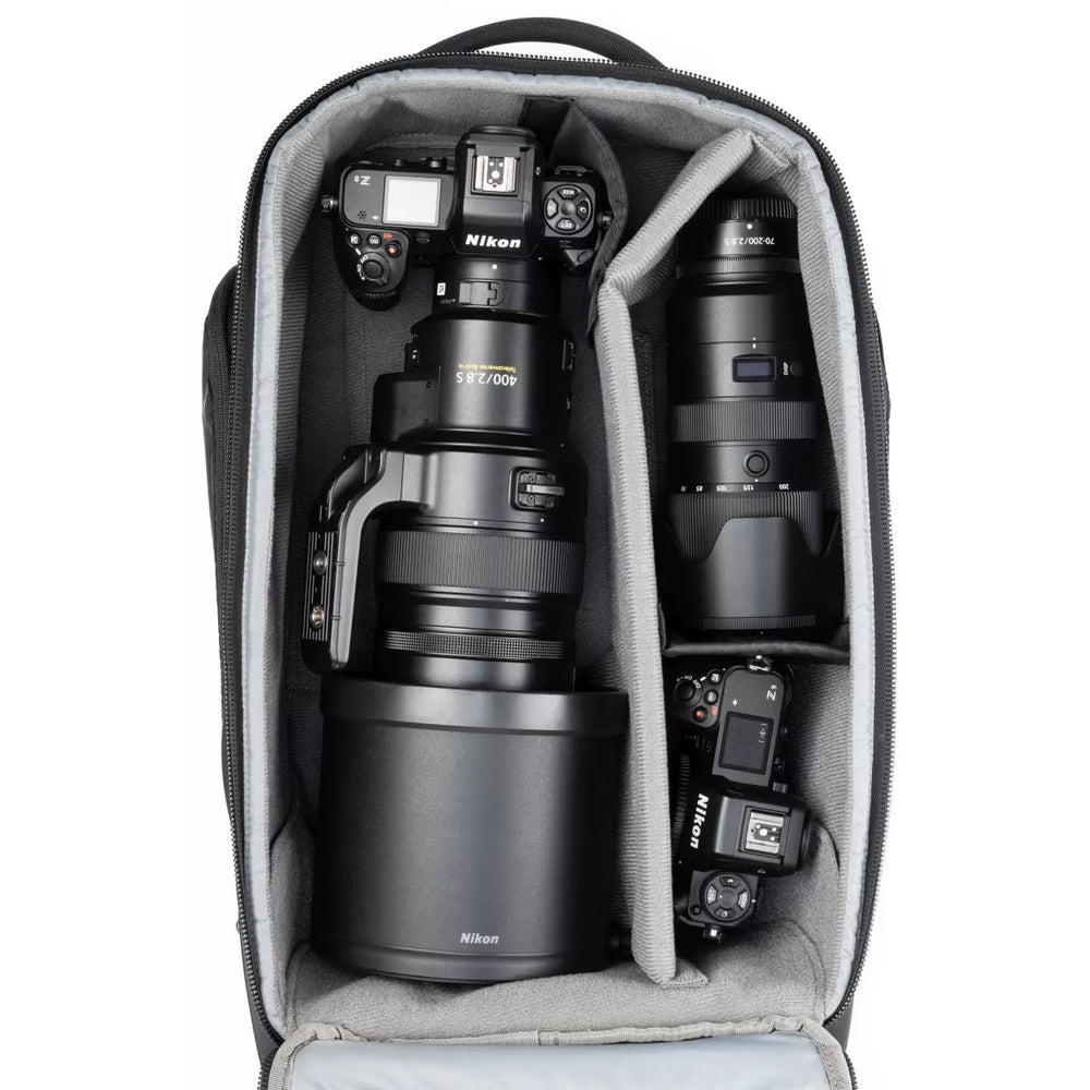 Think tank walker pro rolling fotorucksack mit rollen ansicht von innen mit zwei nikon kameras, einem nikon superteleobjektiv und nikon Zommobjektiv